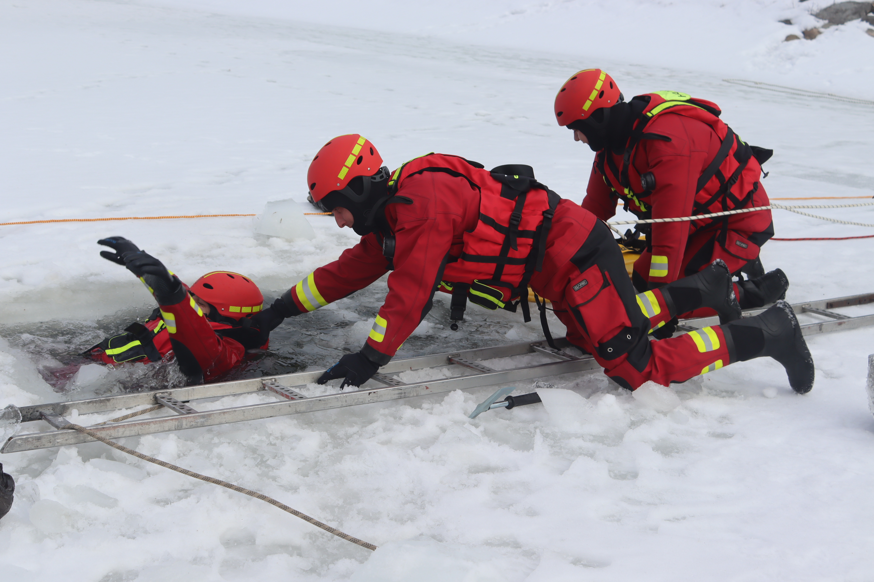 Previerkové cvičenie hasičov na zamrznutej vodnej ploche - OR HaZZ Levoča